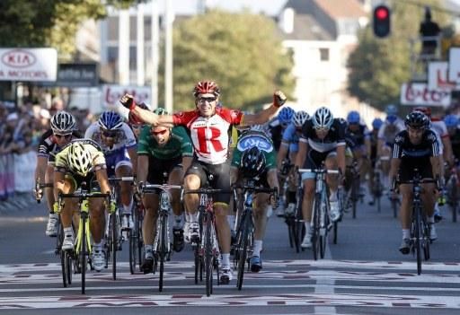 Robbie McEwen wins the final sprint in the Tour de Wallonie-Picardie to claim the overall stage race win