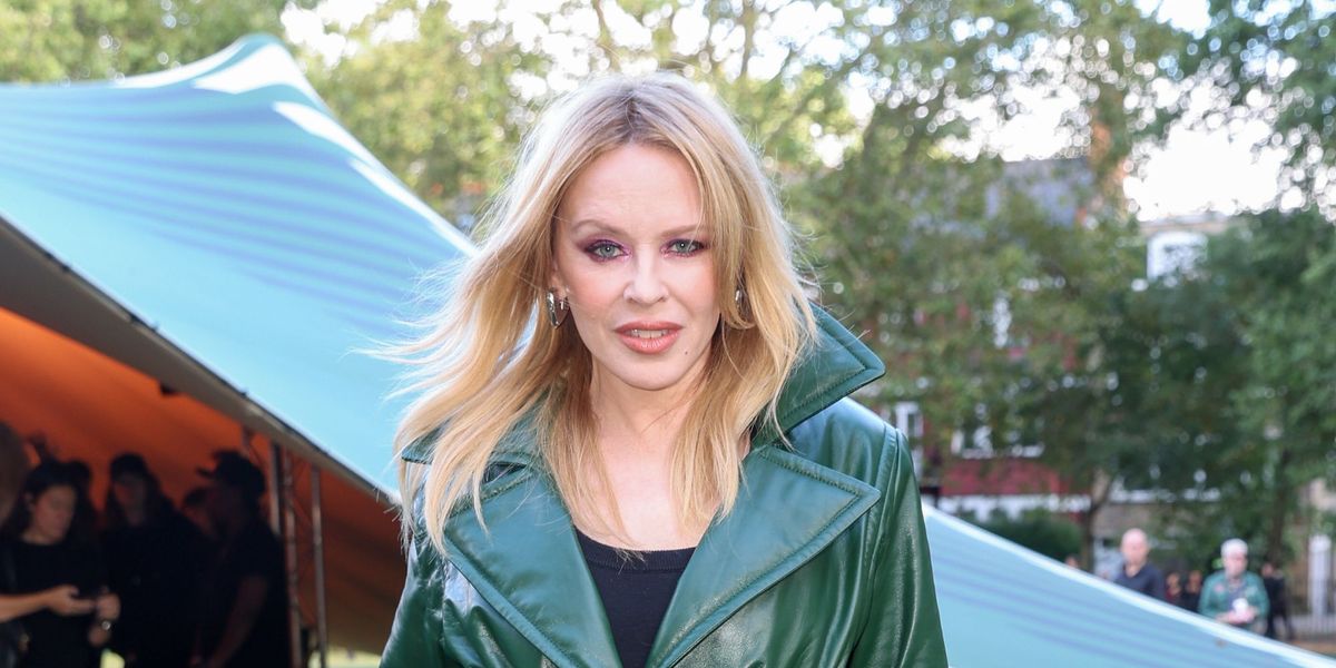 Pourquoi le trench-coat en cuir vert de la bouteille de Kylie Minogue est plus pertinent que jamais