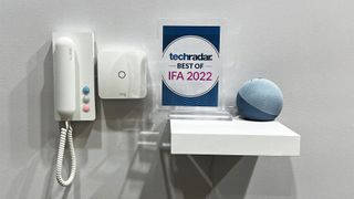 TechRadars IFA 2022-pris står ved siden af Ring Intercom monteret på en væg.
