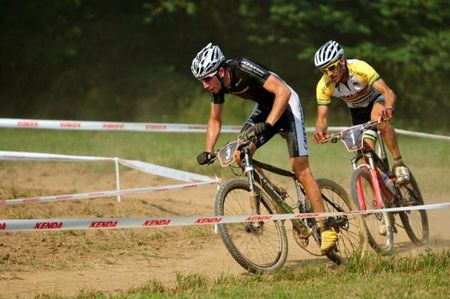 Jeremiah Bishop (Cannondale) and Sid Taberlay (Sho-Air / Specialized) took turns attacking each other