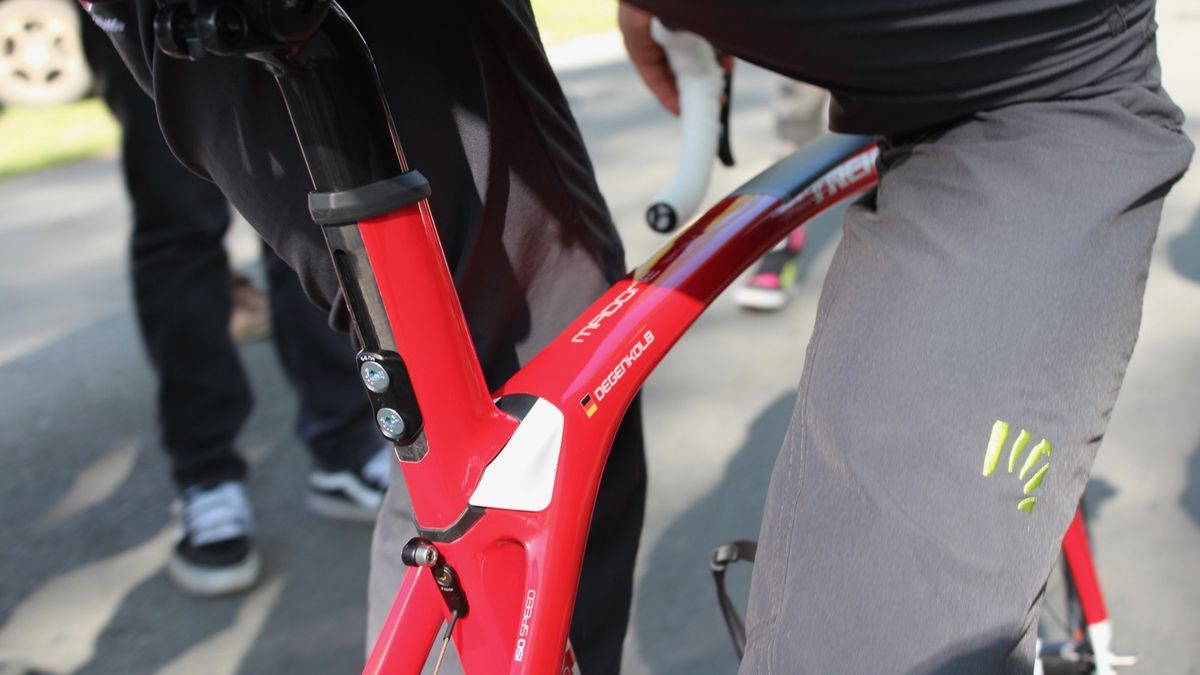 Right before the start, a Trek-Segafredo mechanic rode Degenkolb's Madone aero bike over to the line