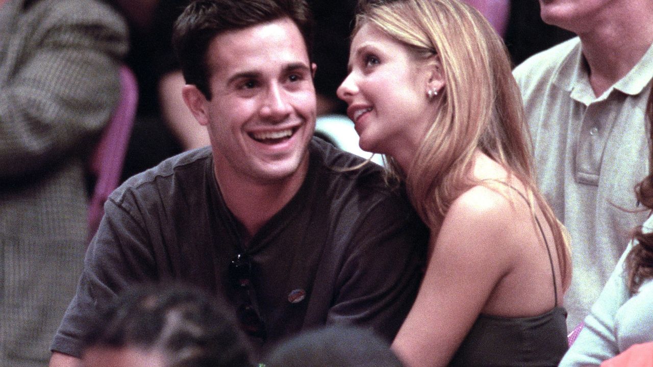 Sarah Michelle Gellar and Freddie Prinze Jr. during New York Knicks Vs. The Miami Heat in the NBA playoffs May 14th 2000 at Madison Square Garden in Los Angeles, California, United States.