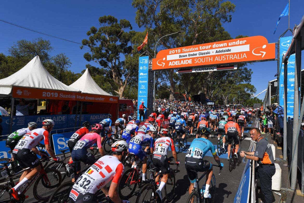 The peloton passes through the start/finish at the 2019 Down Under Classic