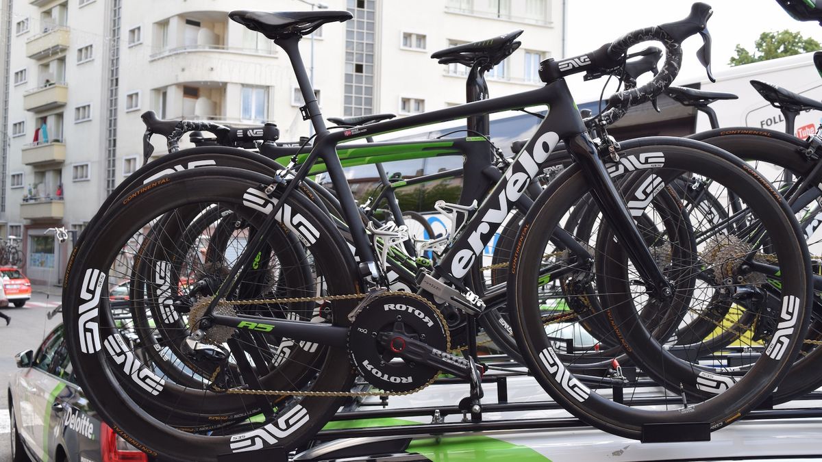 The new Cervelo R5 was first spotted at the Dubai Tour earlier this year in obscuring balck and white livery. This is the latest R5 in the Dimension Data team colours