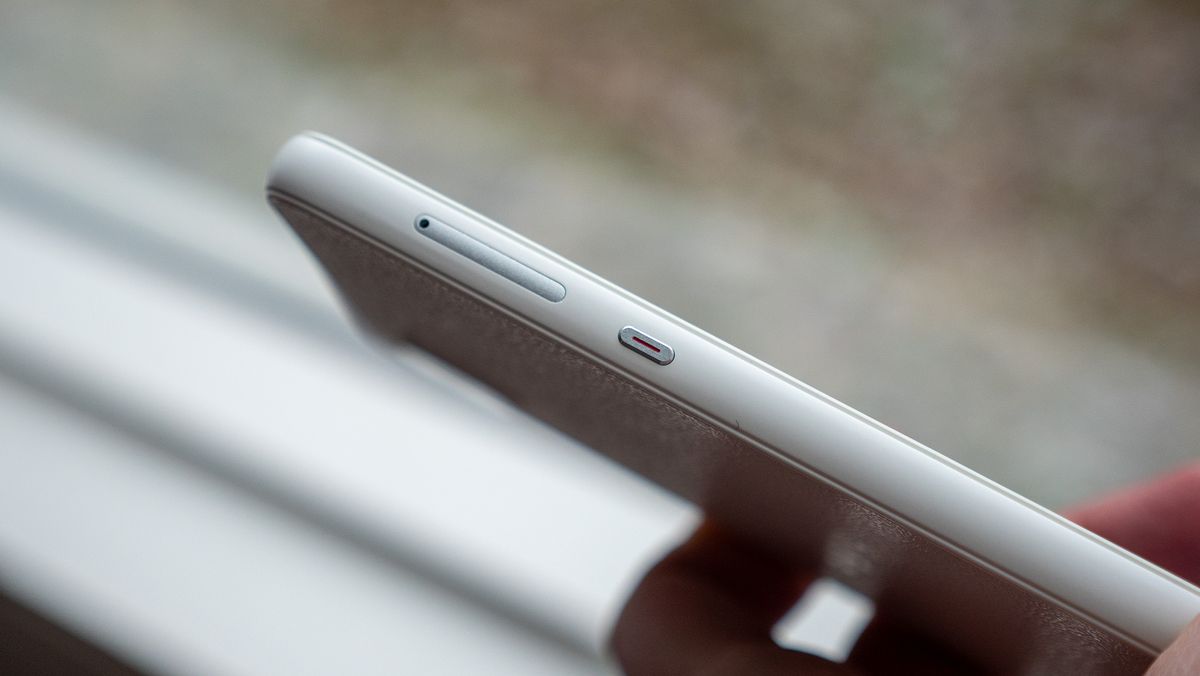 The SIM card tray and customizable button on the left side of the Bigme HiBreak S Color
