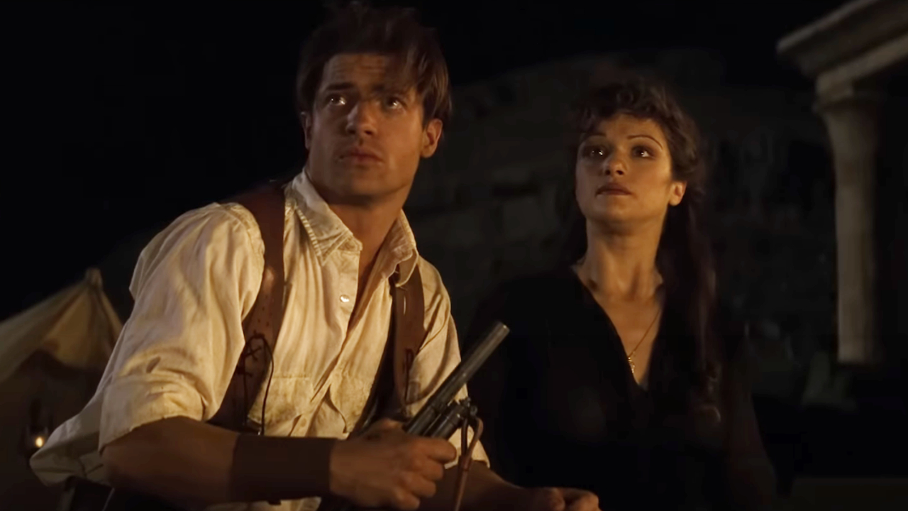 Brendan Fraser und Rachel Weisz blicken in „Die Mumie“ bedrohlich in den Nachthimmel.