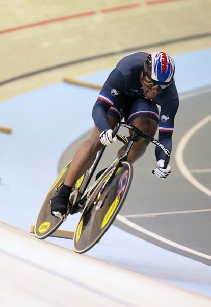 Gregory Bauge (France) goes under 10 seconds in the 200m time trial in men's sprint qualification.