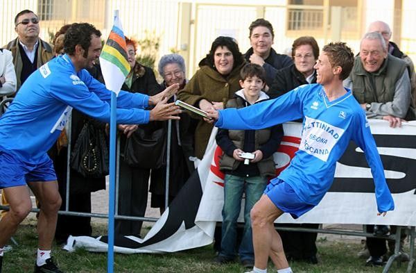 Damiano Cunego passes the baton to Daniele Nardello.