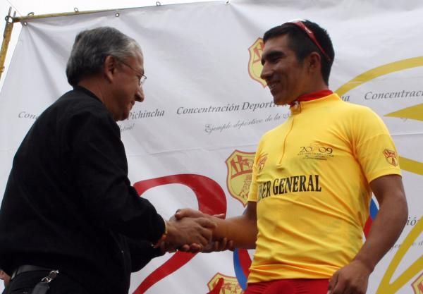 Byron Guama (Concentraci&oacute;n Deportiva Pichincha) collects the yellow jersey.