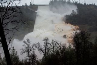 oroville dam with water flowing