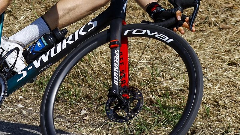 The front wheel of Wilco Kelderman&#039;s bike, focussing on the Roval logo