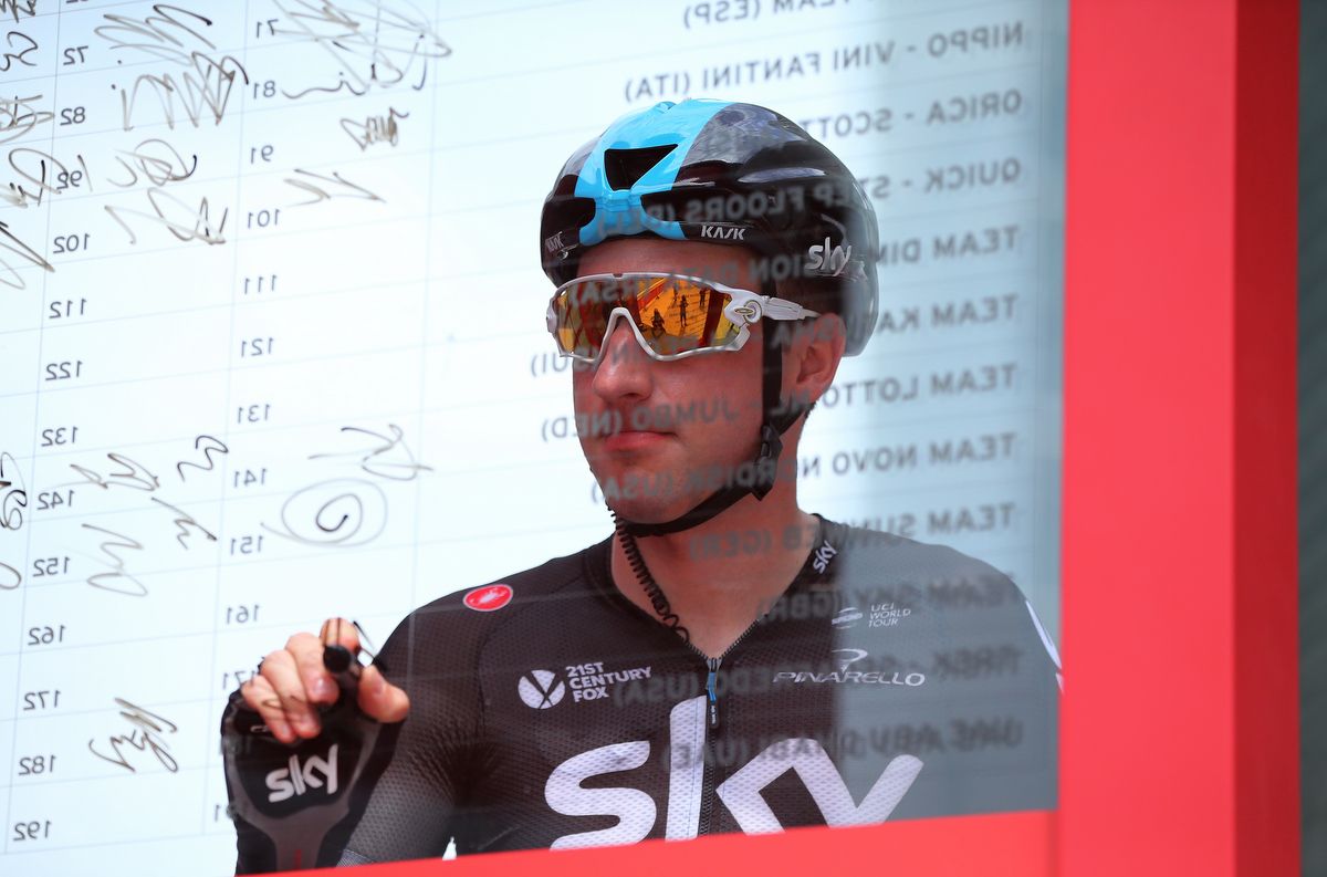 Elia Viviani (Team Sky) signs on