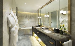 Hotel Waldorf Astoria bathroom