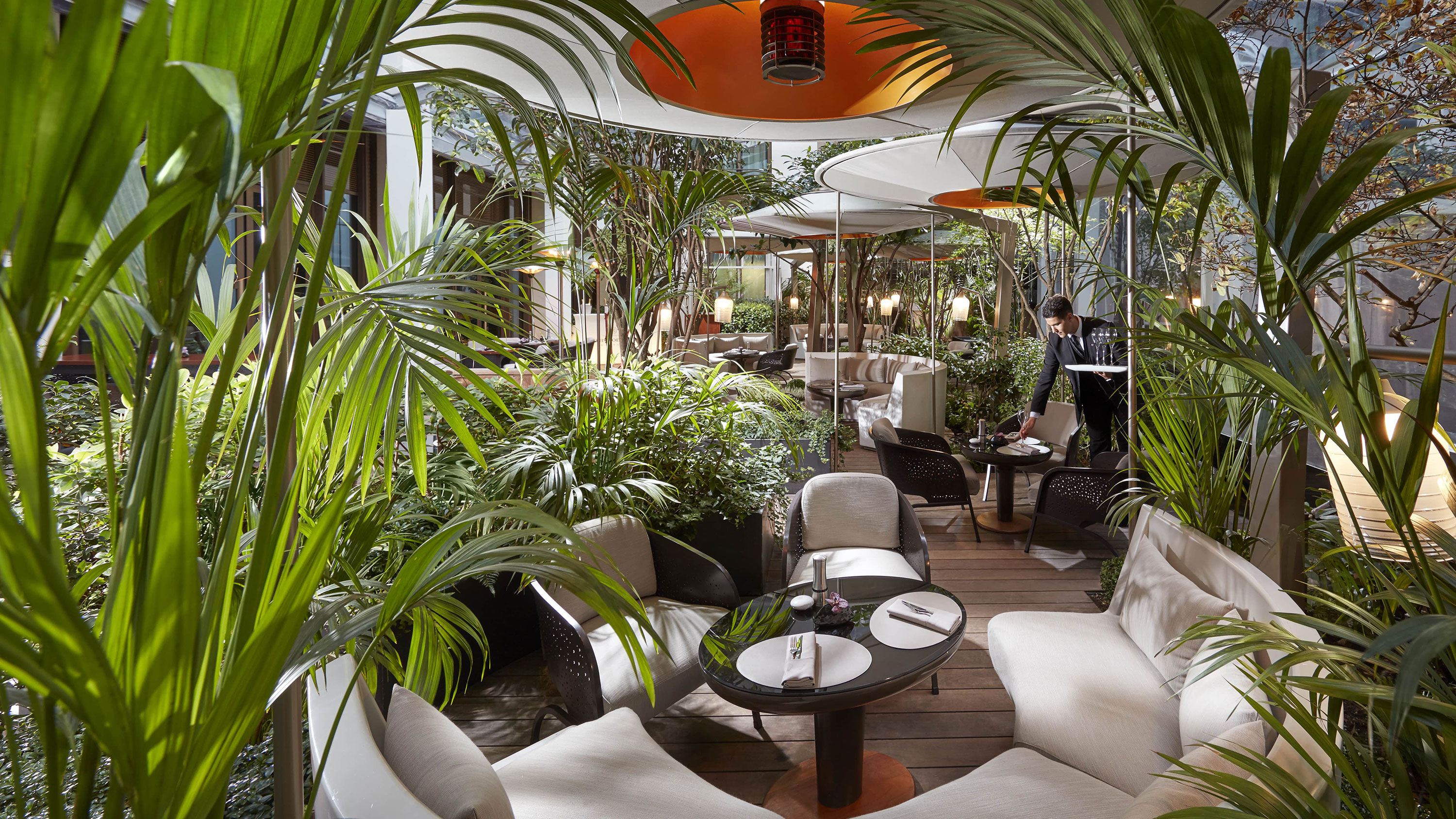 Courtyard garden at Mandarin Oriental, Paris