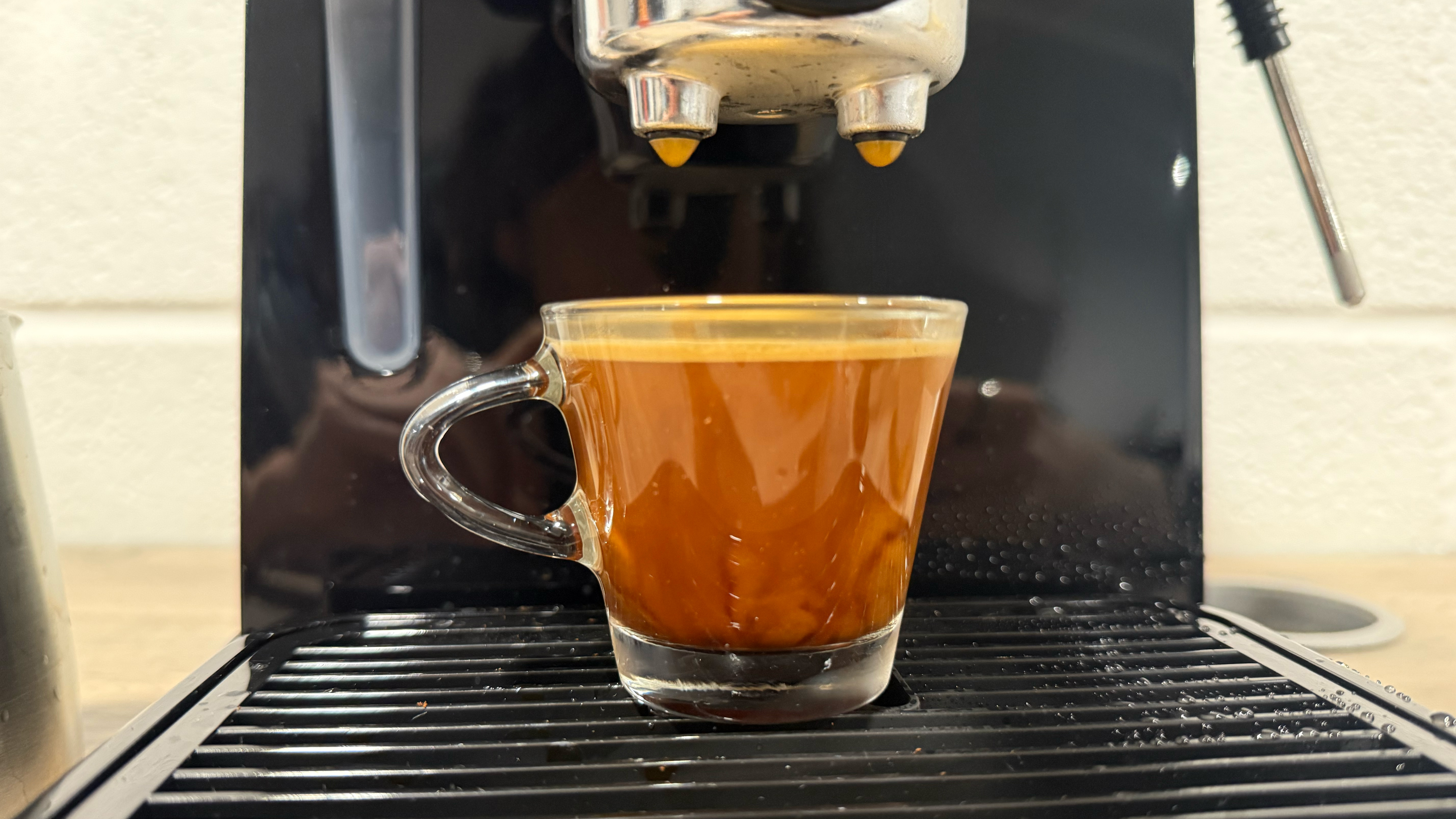 a photograph of an espresso shot pulled on the de'longhi stilosa