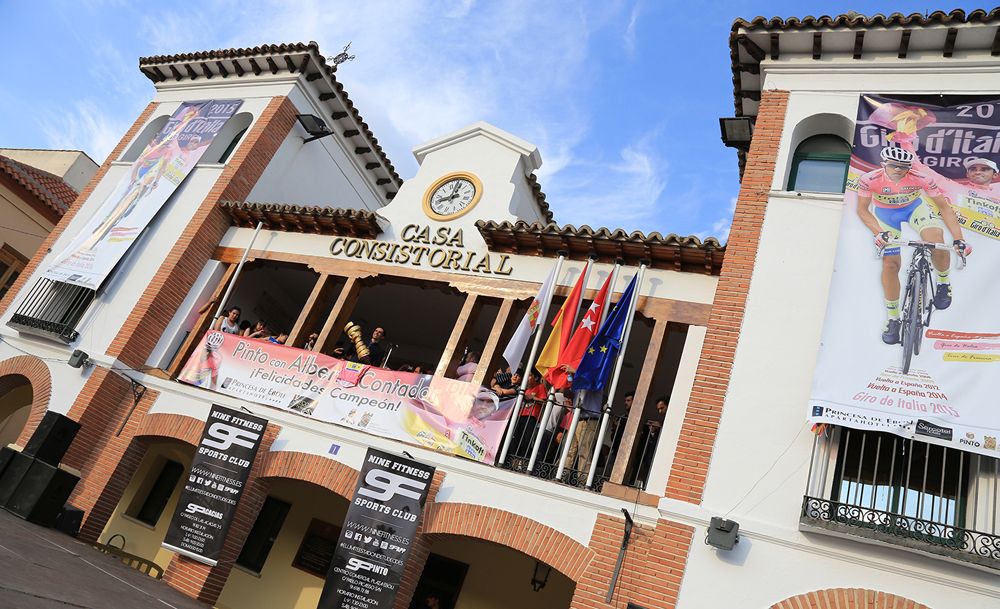 The town of Pinto pay their respect to Contador