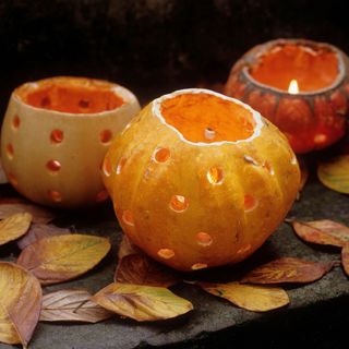 pumpkin lanterns with leaves and black background