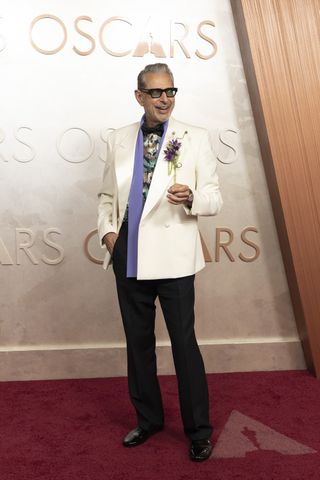 Jeff Goldblum on the oscars 2025 red carpet in a white blazer and black pants