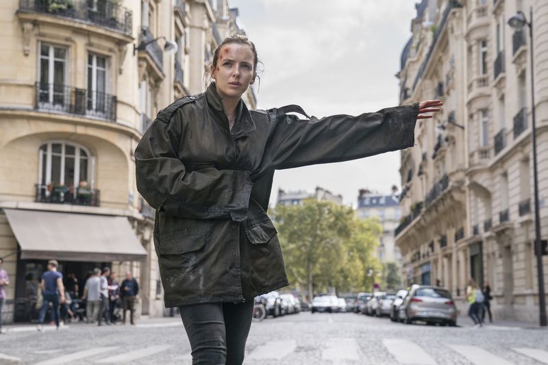 Street fashion, Fashion, Standing, Street, Architecture, Trench coat, Pedestrian, Outerwear, City, Jacket,