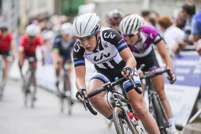Lucy Garner , Giant Shimano leads th emain group with 1 to go.