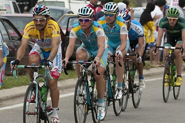 Tour leader Jose Serpa (Androni Giocattoli) has Astana's Alexandre Vinokurov in tow back in the peloton.