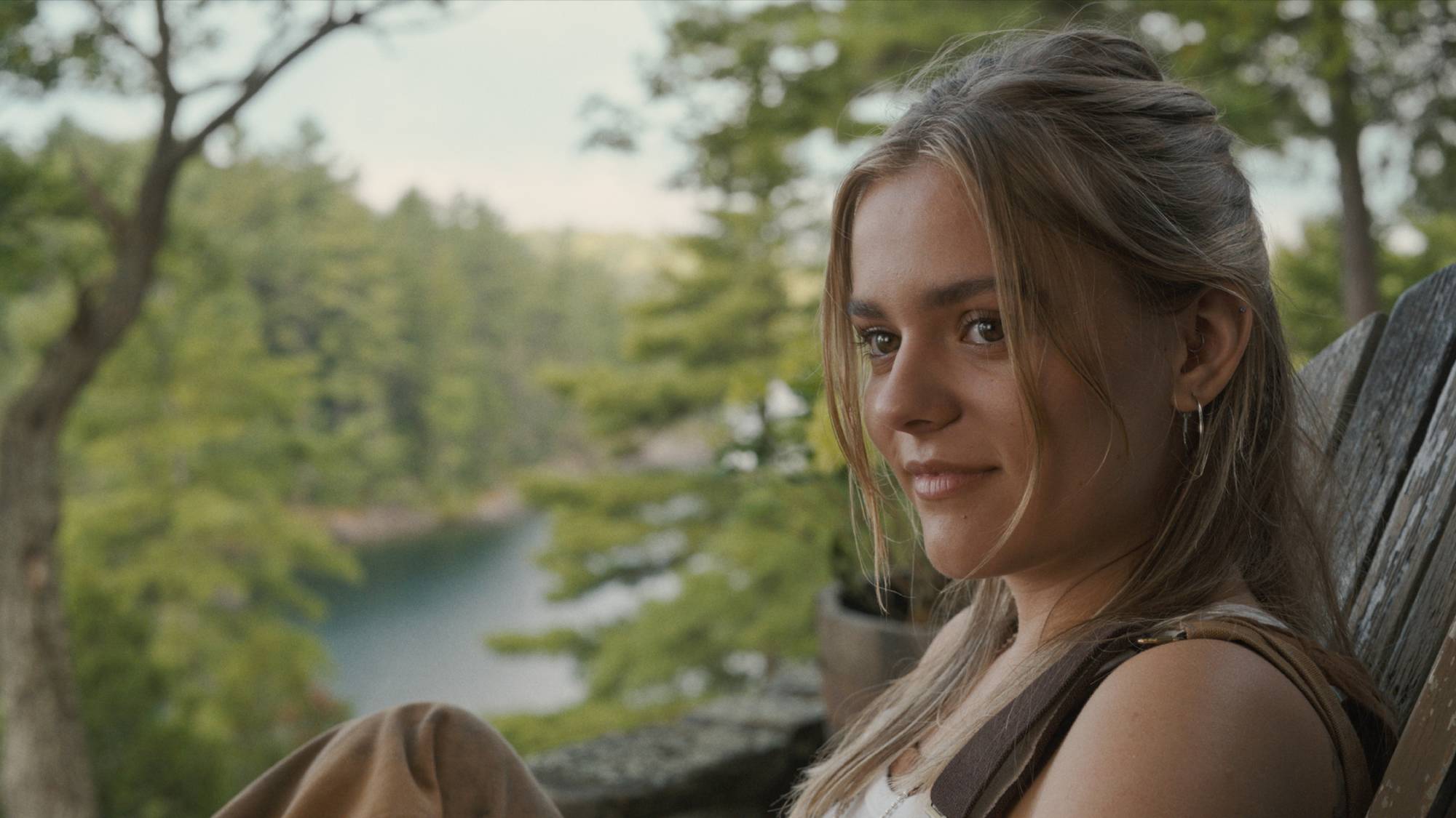 Maisy Stella dans le rôle d'Elliott dans My Old Ass sur Prime Video