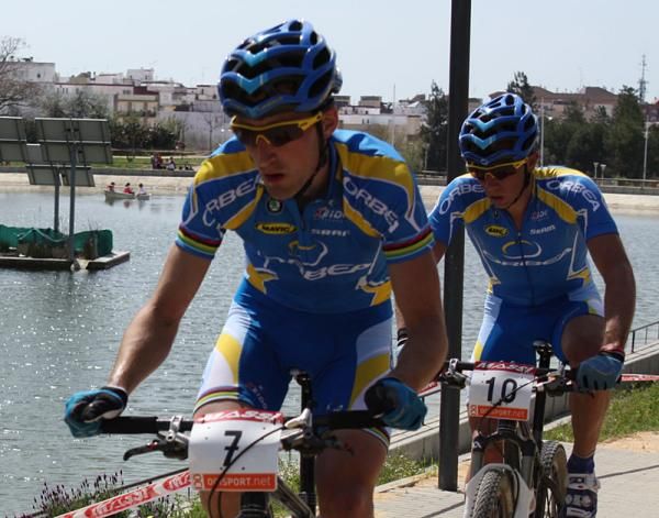 Ruben Ruzafa Cueto sits on Inaki Lejarreta Errasti's wheel