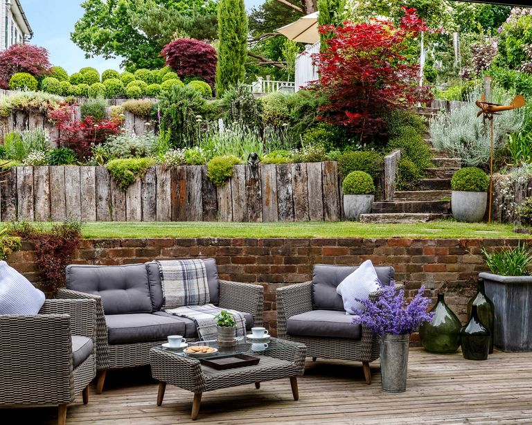 Deck furniture layout ideas 11 stylish arrangements Gardeningetc