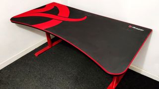 The Arozzi Arena gaming desk three quarter view.