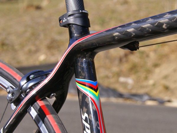 The top tube flows straight into the seat stays.