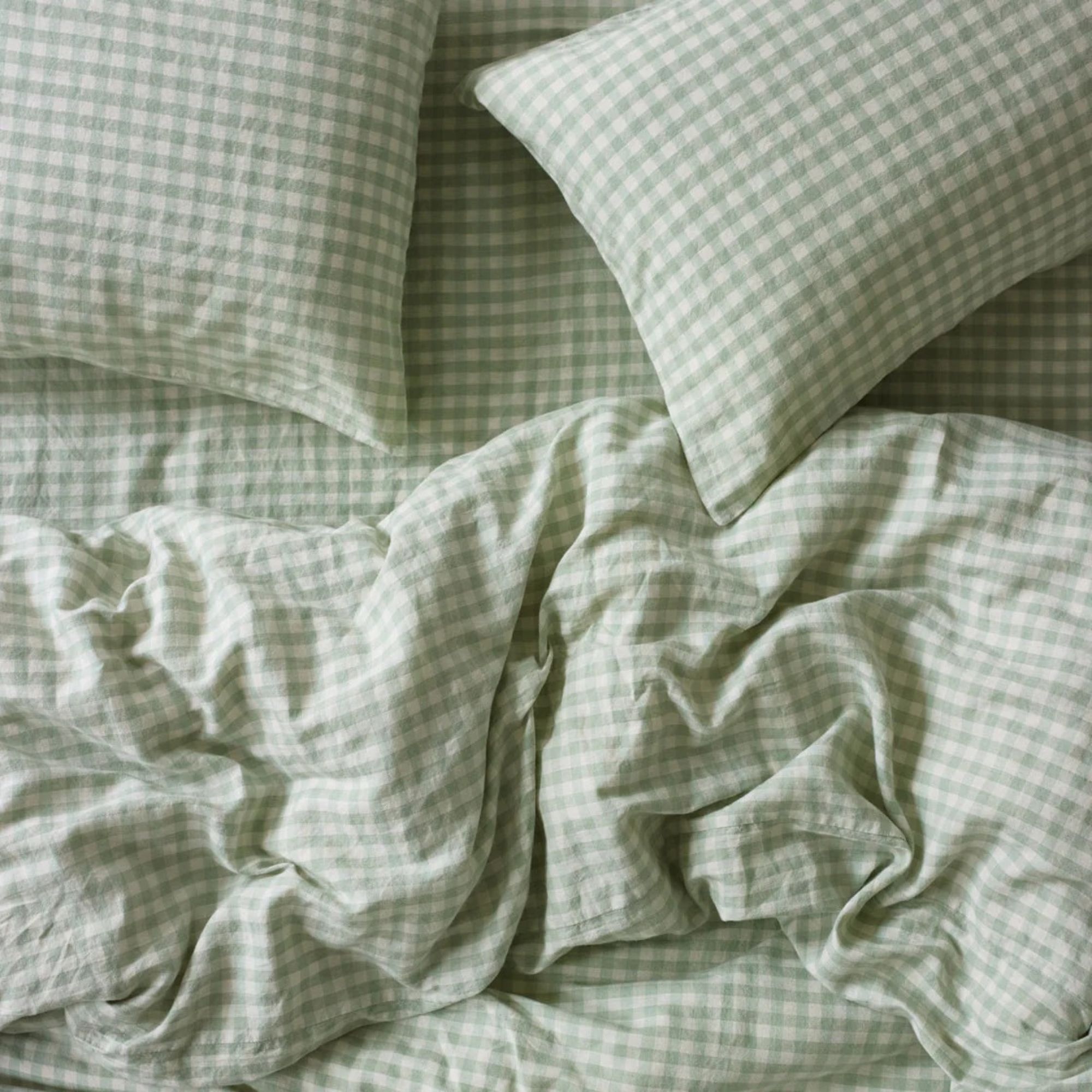 picture of green gingham bedding