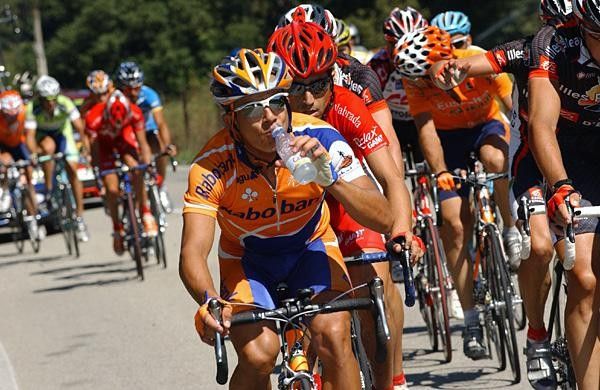 Mauricio Ardila (Rabobank) takes a drink