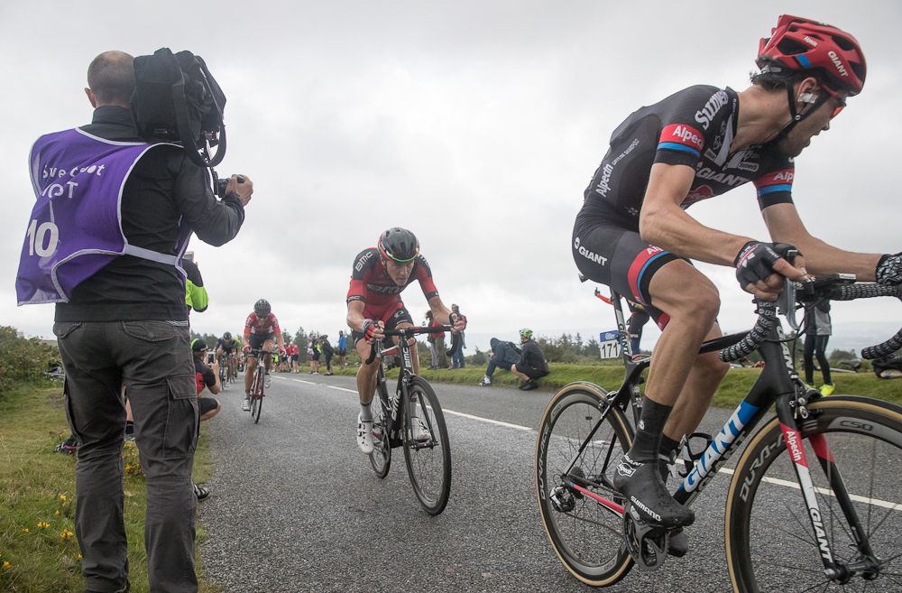 Rohan Dennis chases Tom Dumoulin near the end of stage 6
