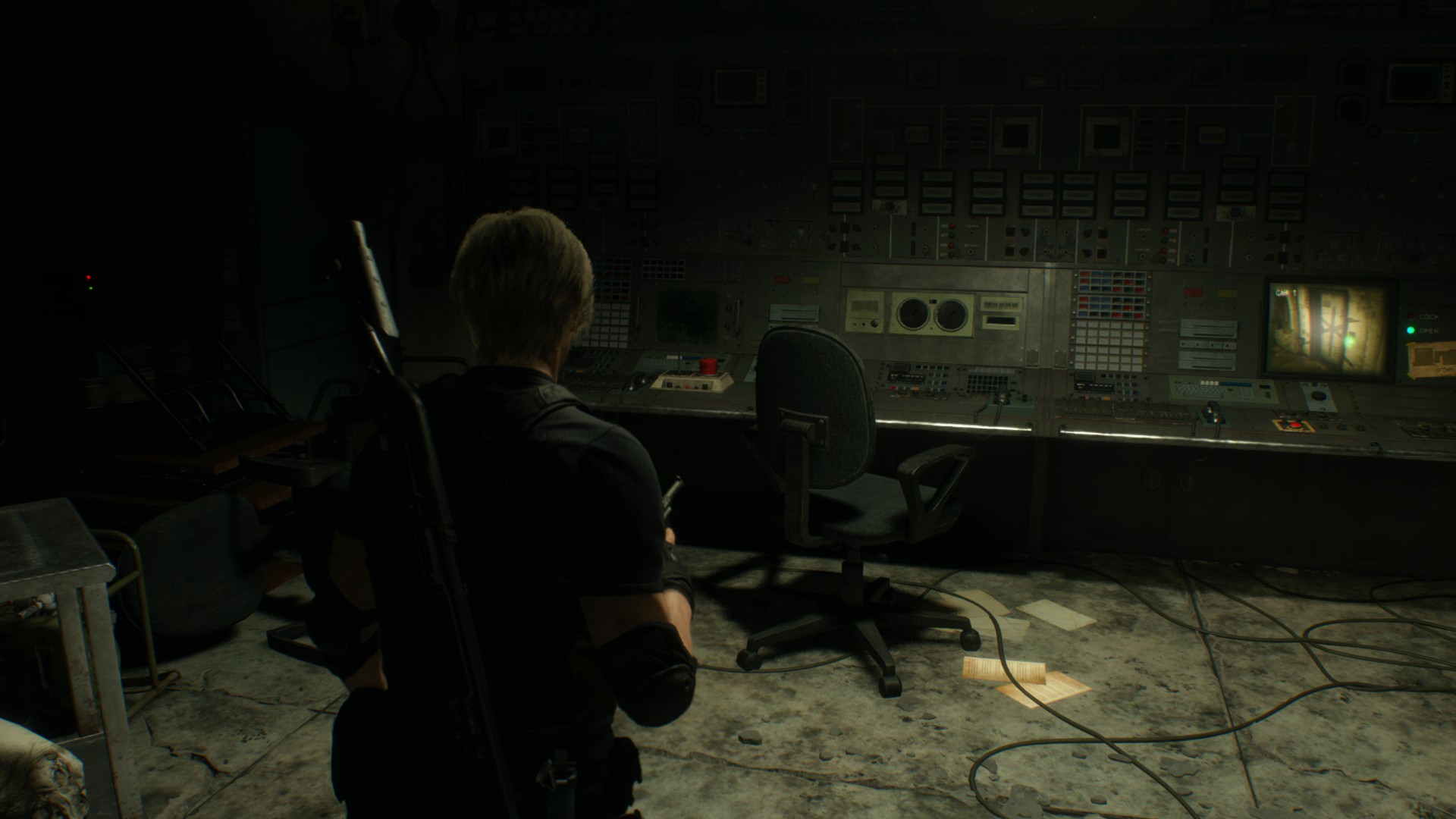 Leon'un ganadoları hedef aldığını gösteren Resident Evil 4 yeniden yapım ekranı.
