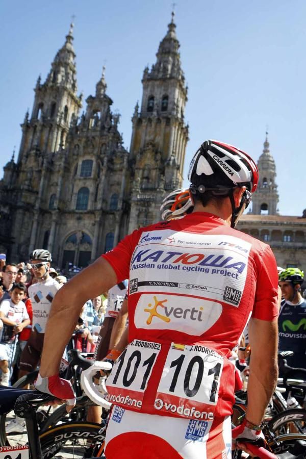 Joaquim Rodriguez (Katusha) outside the cathedral at Santiago de Compostela.