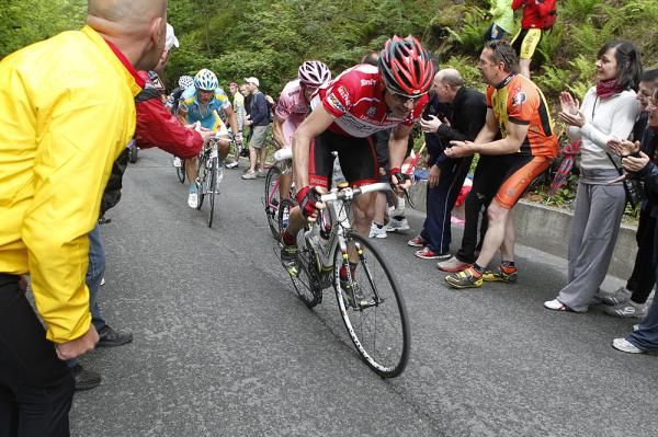 Cadel Evans pours on the effort.