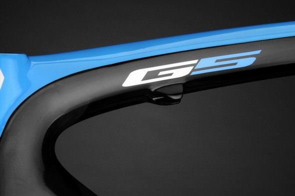 Slotted carbon cable stops ease maintenance.