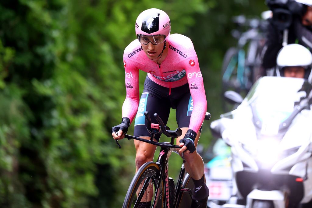 VERONA ITALY MAY 29 Jai Hindley of Australia and Team Bora Hansgrohe Pink Leader Jersey sprints during the 105th Giro dItalia 2022 Stage 21 a 174km individual time trial stage from Verona to Verona ITT Giro WorldTour on May 29 2022 in Verona Italy Photo by Michael SteeleGetty Images