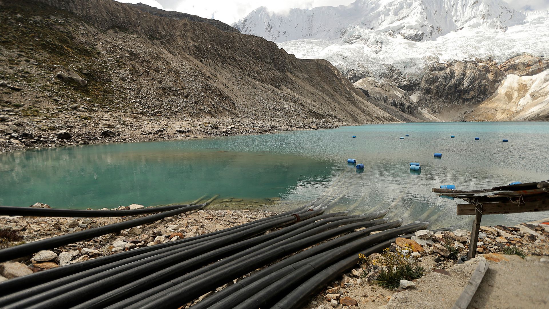 A view of a lake in the middle of a mountain range.