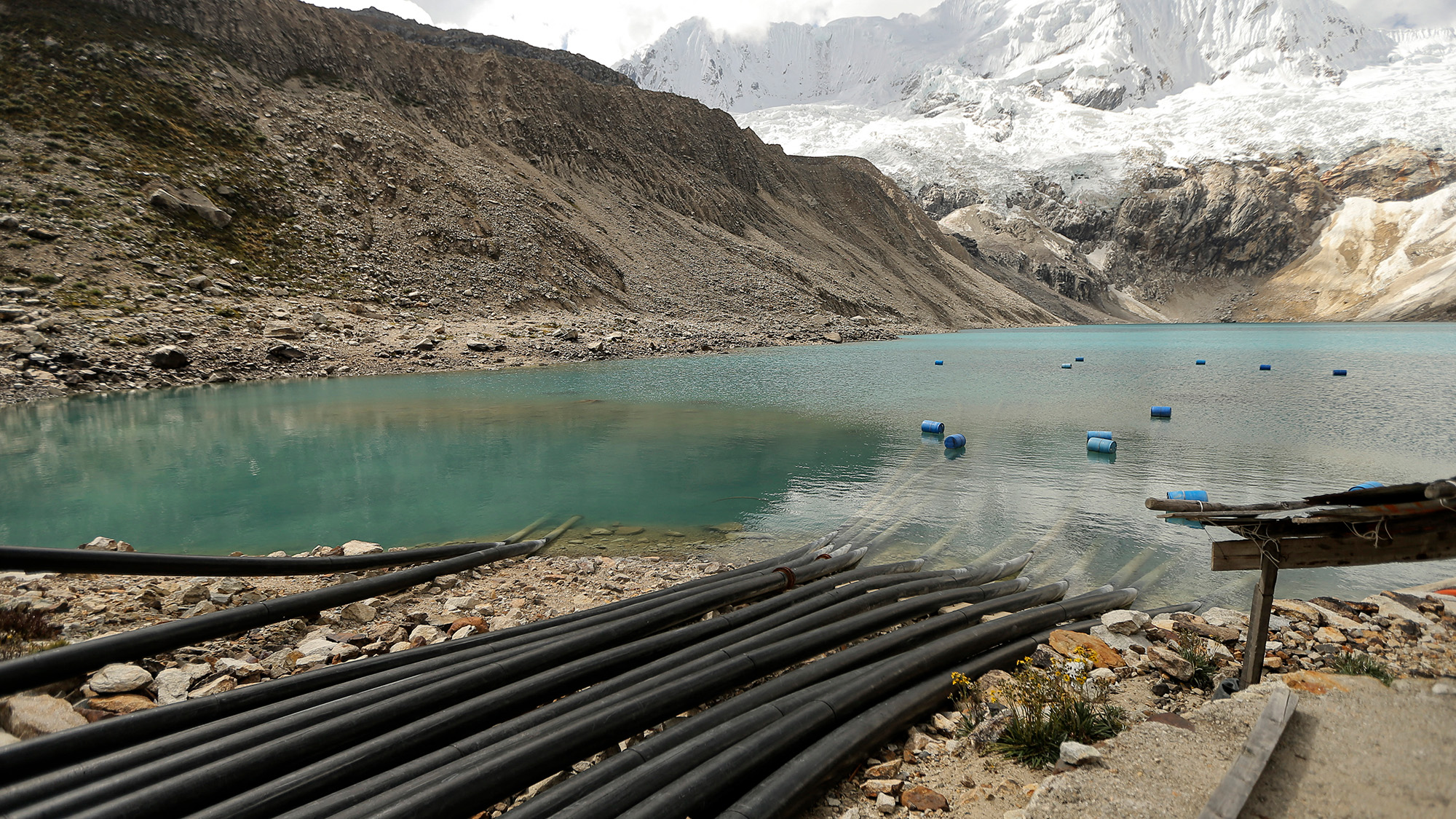 A view of a lake in the middle of a mountain range.