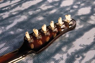 The six-in-line Kluson banjo tuners are on-message for the F-bird vibe.