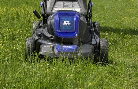 When you hit an incline or a tough patch of grass, the Kobalt boosts its power so the motion remains smooth and the cut precise.