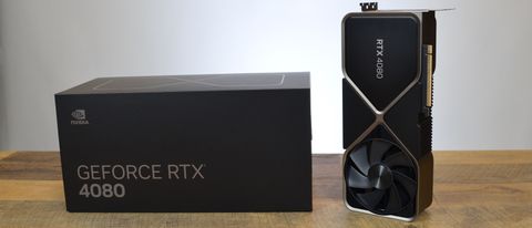 Een Nvidia GeForce RTX 4080 op een houten bureau met een witte achtergrond