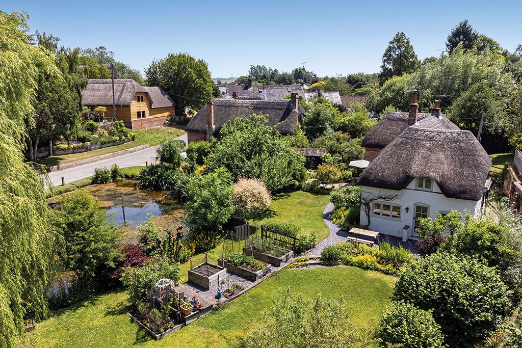 Houses for sale with wildlife ponds: Pond Cottage, Wilton, Marlborough