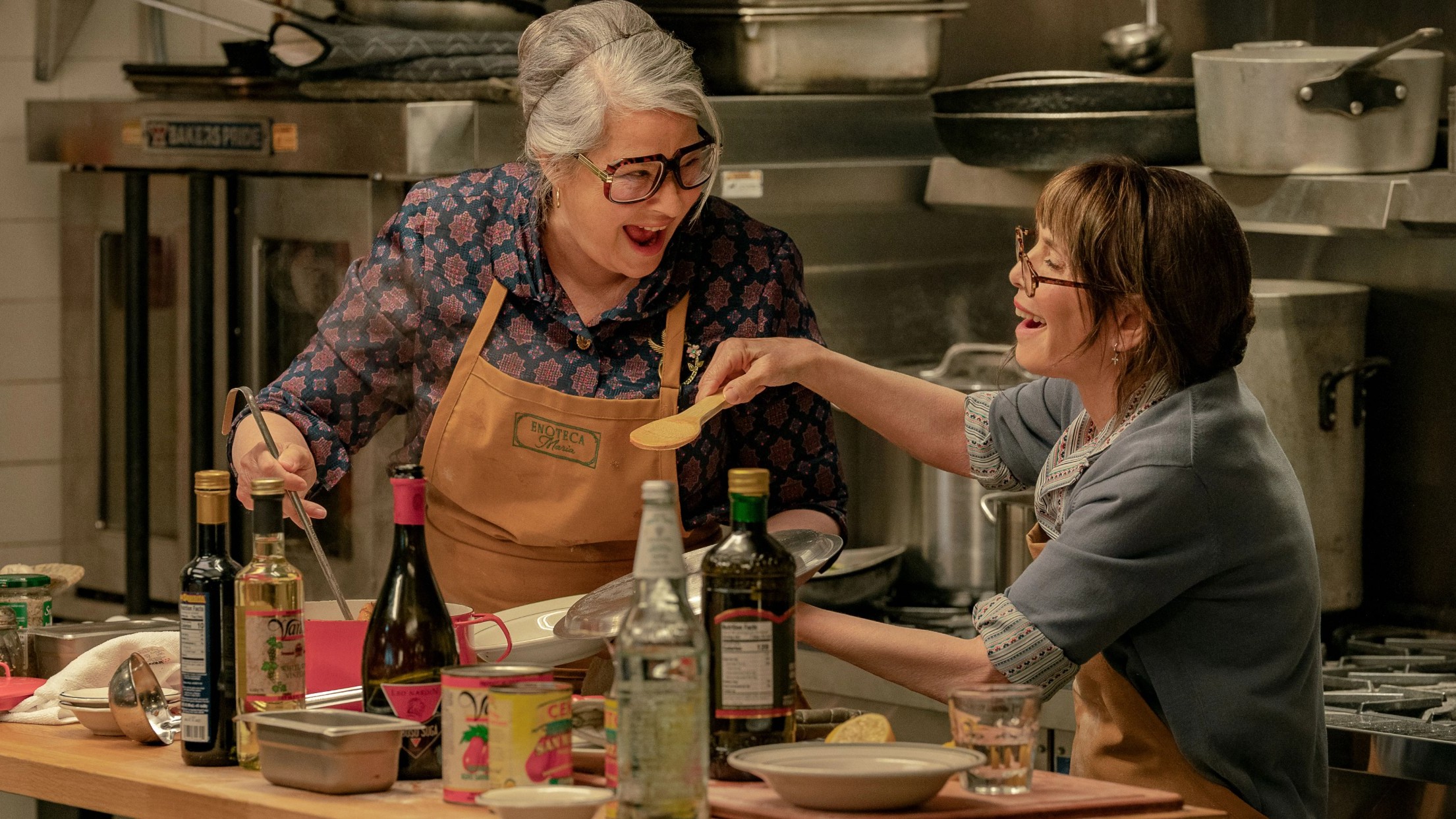 Två nonnas lagar mat tillsammans i köket i Netflix-filmen med samma namn.