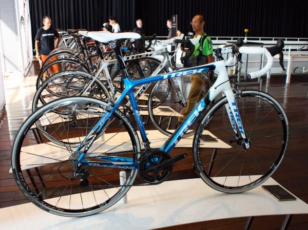 The Trek Madone 5.9 is substantially upgraded from last year with a new 6 Series-like shape and features, 150g less weight, and a 15 percent bump in stiffness.