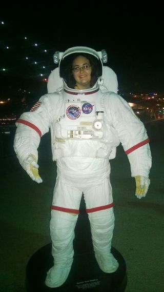 Space.com contributor Kasandra Brabaw tries on an astronaut space suit at the 2015 World Science Festival.