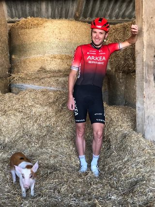 Laurent Pichon with his pig after the 2022 Tro-Bro Léon