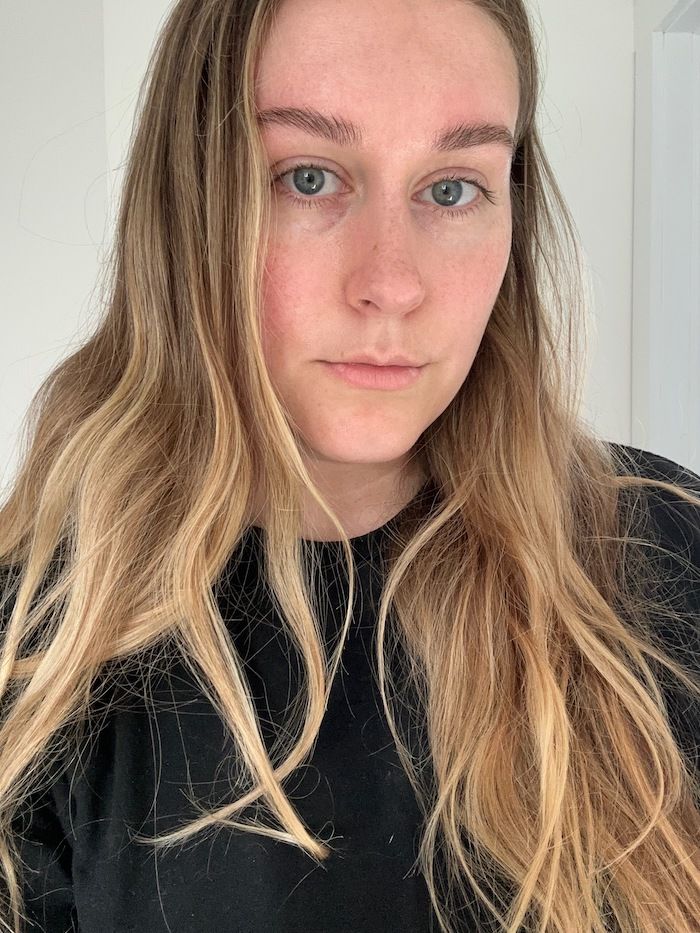 Beauty editor Kaitlyn McLintock before and after using Exa Color Corrector on her under-eye area.