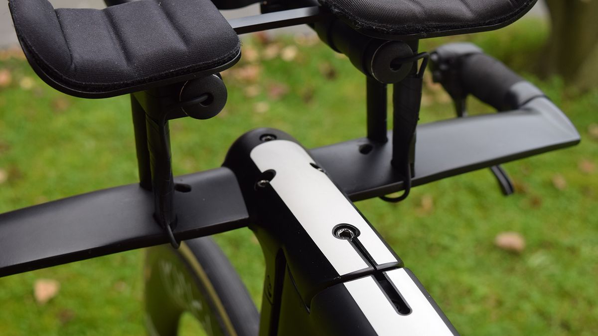 The only exposed shifting cable at the front end of the cockpit due to the considered design of the cockpit